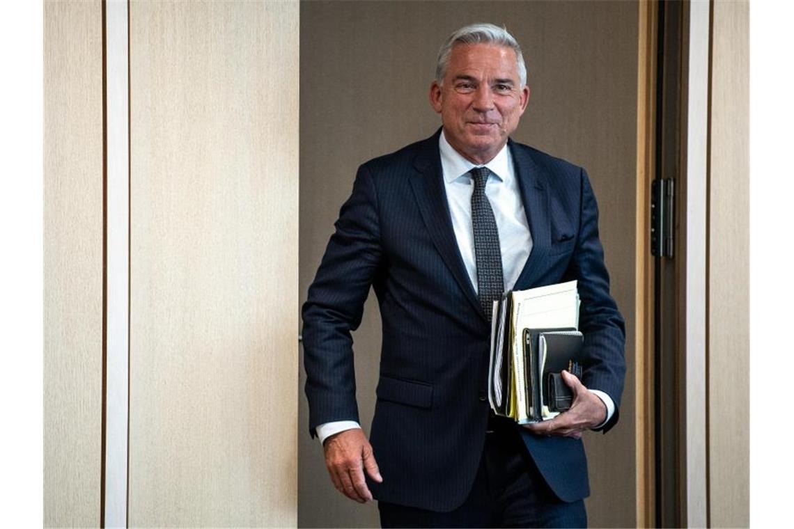 Strobl sagt Teilnahme am Bundestreffen der Werte-Union ab Thomas Strobl (CDU), Parteivize und baden-württembergischer Vize-Regierungschef, hält Akten in der Hand. Foto: Fabian Sommer/Archiv
