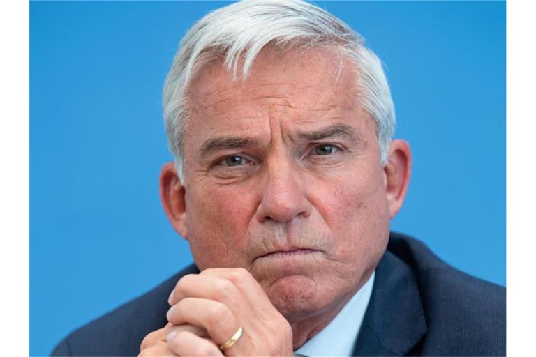 Thomas Strobl (CDU) schaut in die Kamera. Foto: Bernd von Jutrczenka/dpa