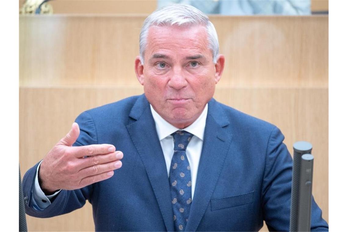 Strobl will Gefährder und Straftäter nach Syrien abschieben Thomas Strobl (CDU) spricht im Landtag. Foto: Sebastian Gollnow/dpa/Archivbild