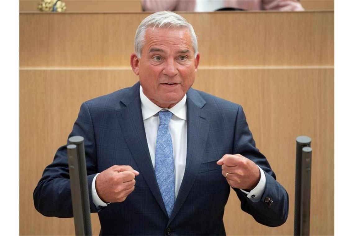 Thomas Strobl (CDU) spricht während einer Plenarsitzung im Landtag von Baden-Württemberg. Foto: Marijan Murat/dpa/Archivbild