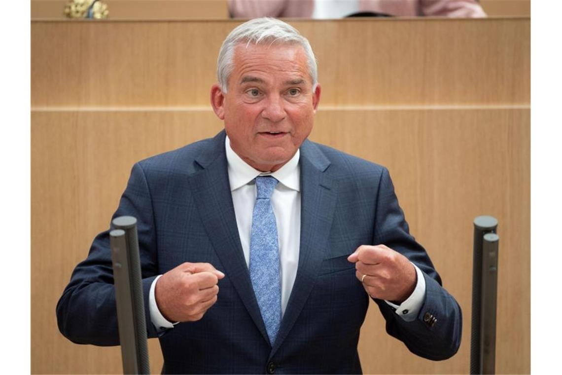 Thomas Strobl (CDU) spricht während einer Plenarsitzung im Landtag von Baden-Württemberg. Foto: Marijan Murat/dpa/Archivbild