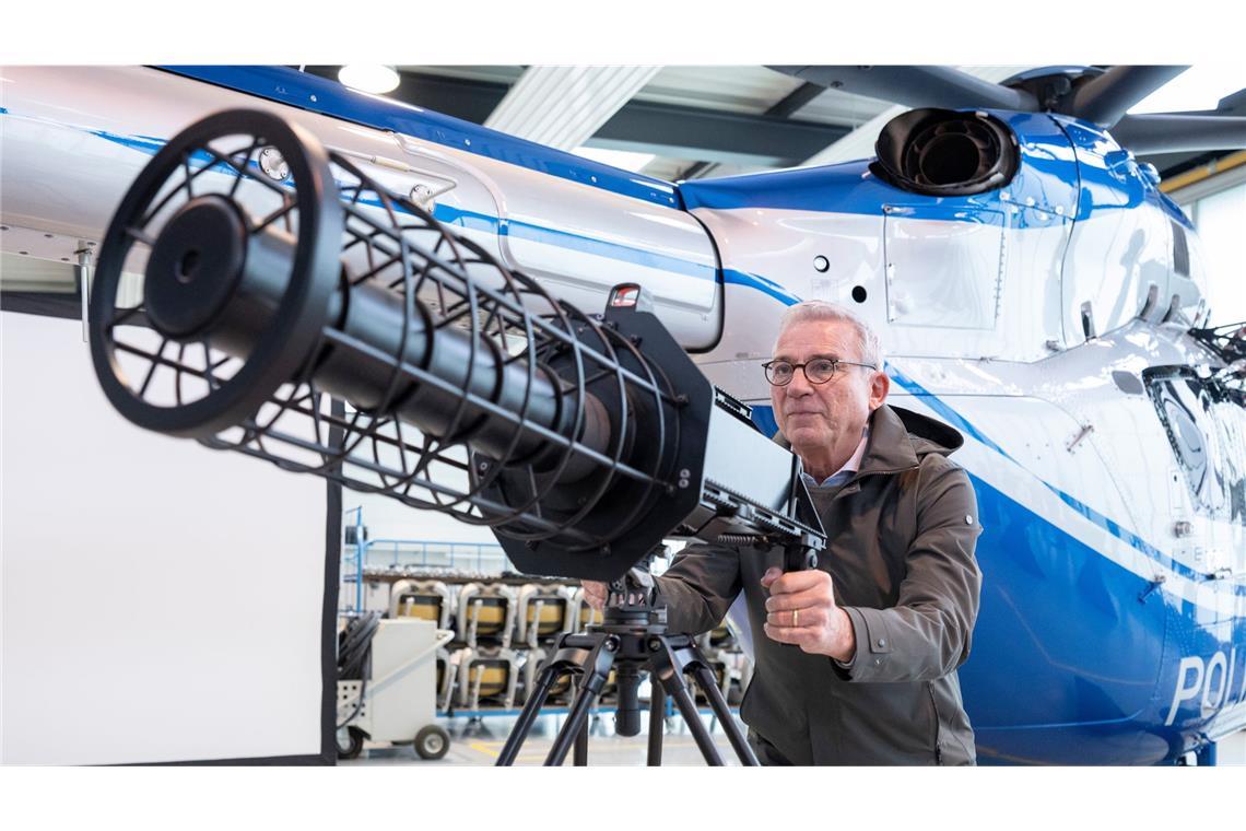 Thomas Strobl, Innenminister von Baden-Württemberg, betrachtet während bei der Hubschrauberstaffel Baden-Württemberg zur Drohnenabwehr einen Anti-Drohnen Jammer.