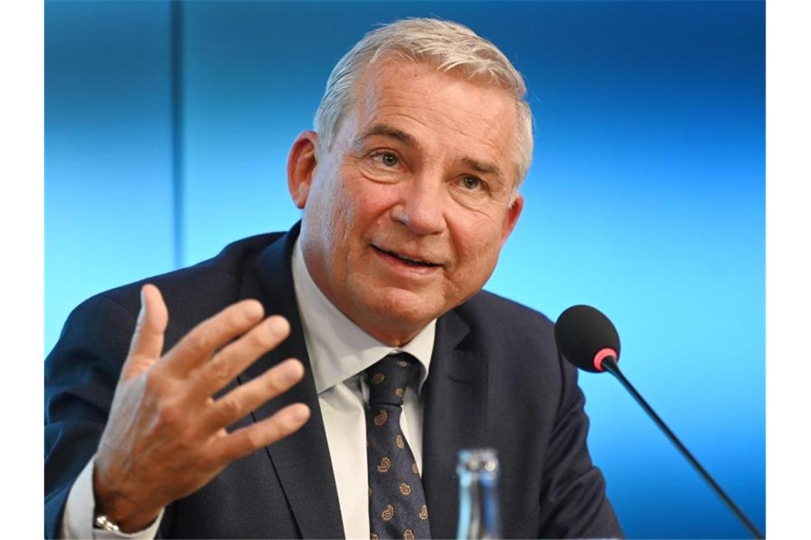 Thomas Strobl, Innenminister von Baden-Württemberg, spricht bei einer Pressekonferenz. Foto: Marijan Murat/dpa/Archivbild