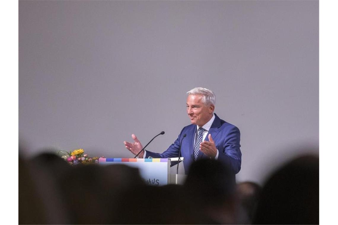 Thomas Strobl, Innenminister von Baden-Württemberg, spricht beim Festakt zur Einweihung des Childhood-Hauses. Foto: Silas Stein