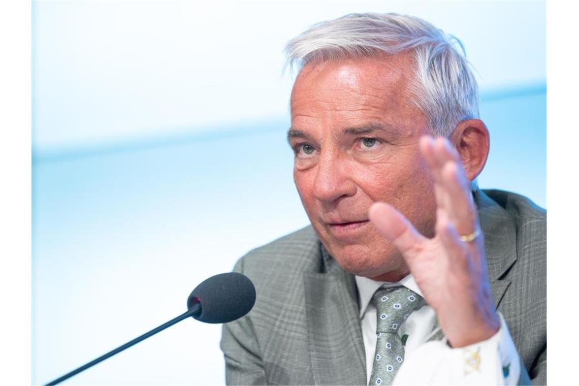 Thomas Strobl, Innenminister von Baden-Württemberg, spricht auf einer Pressekonferenz. Foto: Sebastian Gollnow/dpa/Archivbild