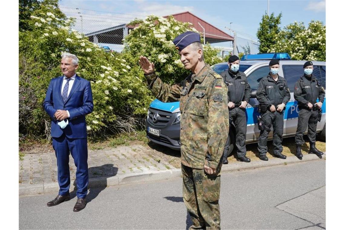 Flüchtlingsaufnahme: Strobl dankt Soldaten für Hilfe Thomas Strobl (l, CDU), baden-württembergischer Innenminister. Foto: Uwe Anspach/dpa/Archivbild