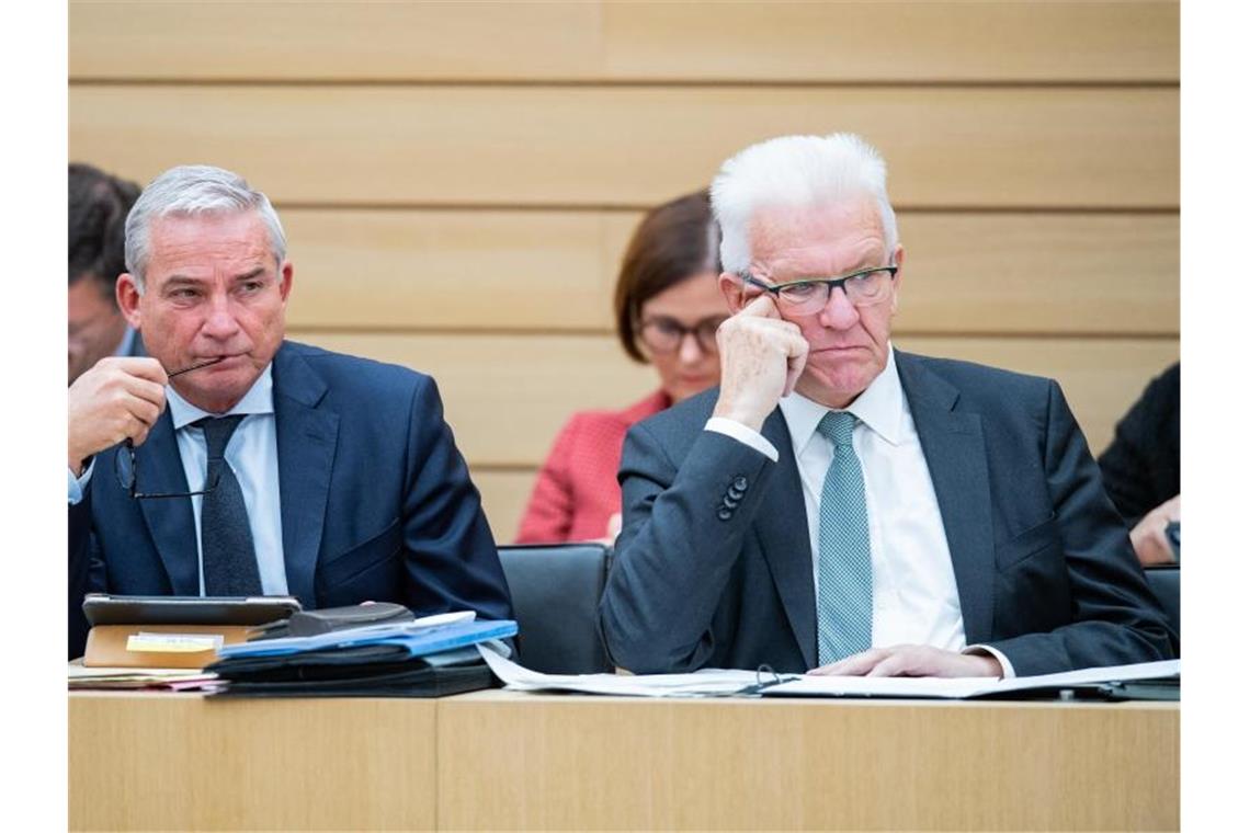 Thomas Strobl (l) (CDU), Minister für Inneres, und Winfried Kretschmann (Grüne), Ministerpräsident. Foto: Tom Weller/dpa/Archivbild