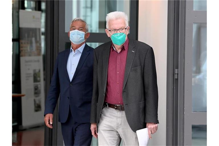 Thomas Strobl (l, CDU) und Winfried Kretschmann (r, Bündnis 90/Die Grünen) gehen gemeinsam zu einem Pressestatement. Foto: Bernd Weißbrod/dpa/Archivbild