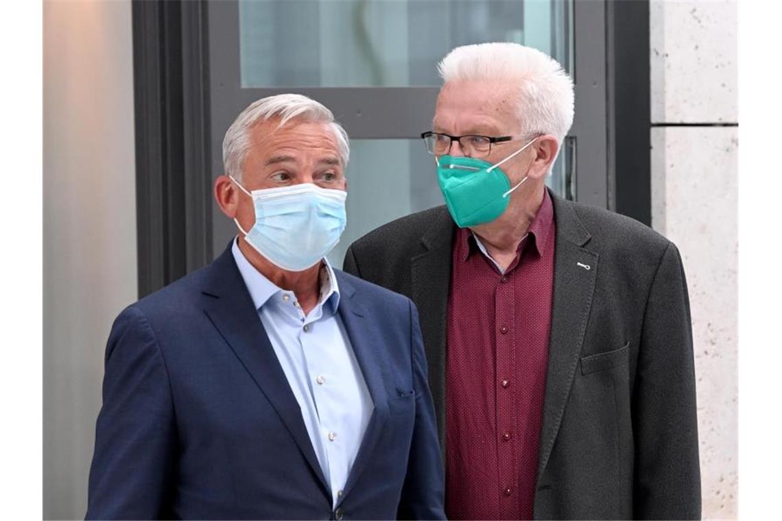 Grün-Schwarz steht: CDU kommt Kretschmann entgegen Thomas Strobl (l, CDU) und Winfried Kretschmann (r, Bündnis 90/Die Grünen) gehen gemeinsam zu einem Pressestatement. Foto: Bernd Weißbrod/dpa/Archivbild