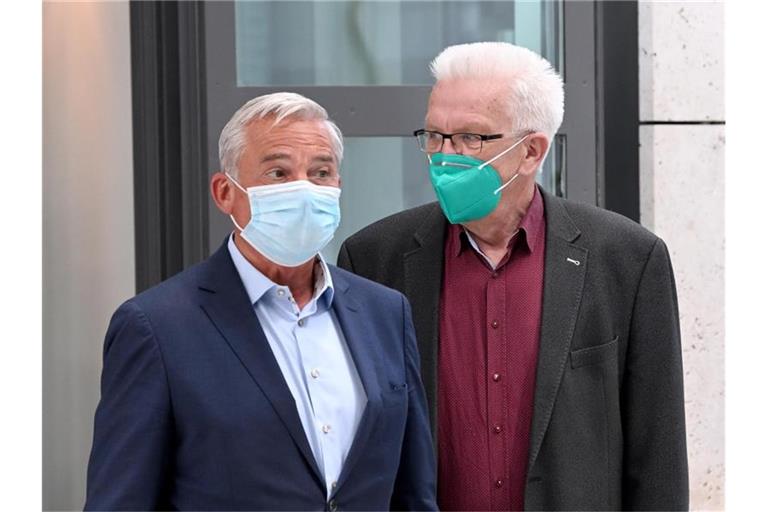 Thomas Strobl (l, CDU) und Winfried Kretschmann (r, Bündnis 90/Die Grünen) gehen gemeinsam zu einem Pressestatement. Foto: Bernd Weißbrod/dpa/Archivbild