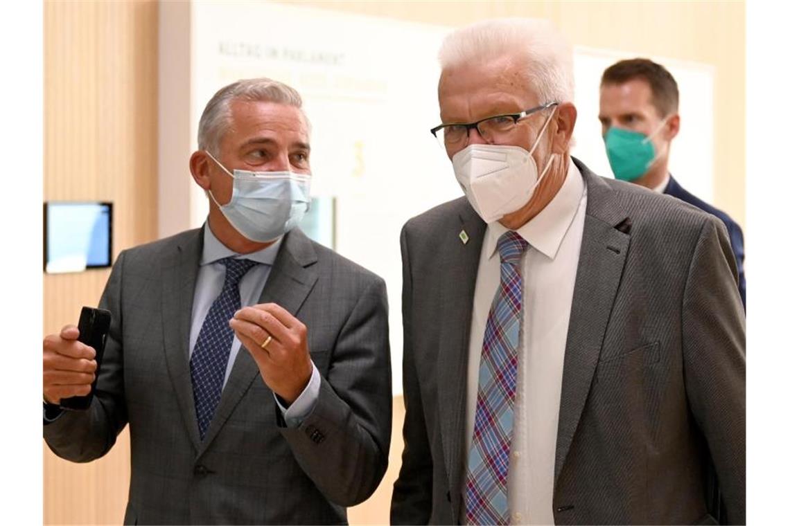 CDU und Grüne wollen im Bund regieren Thomas Strobl (l, CDU) und Winfried Kretschmann (r, Bündnis 90/Die Grünen). Foto: Bernd Weißbrod/dpa