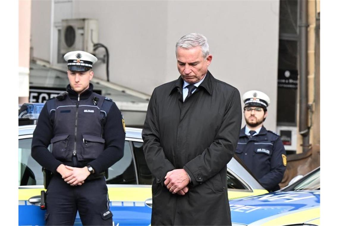 Schweigeminute im Südwesten nach Polizistenmord in der Pfalz Thomas Strobl (M, CDU), Innenminister von Baden-Württemberg, steht bei einer Gedenkminute auf dem Marktplatz in Heilbronn. Foto: Bernd Weißbrod/dpa