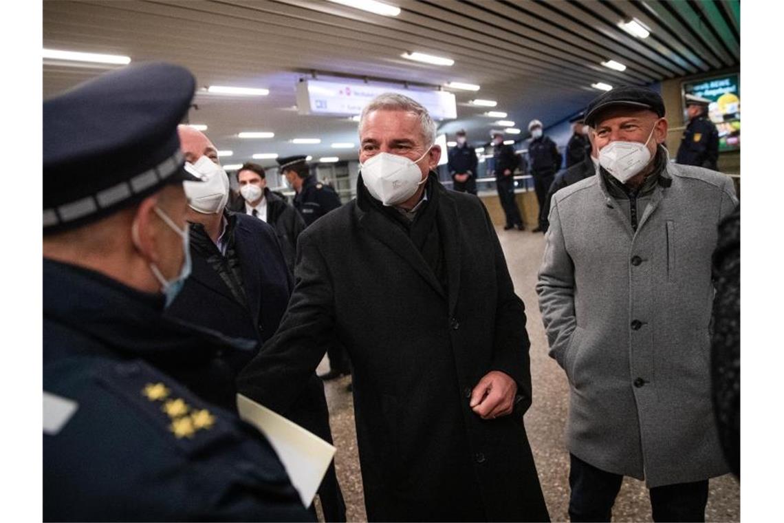 Strobl und Hermann pochen auf konsequente Corona-Kontrollen Thomas Strobl (M, CDU) und Winfried Hermann (r, Bündnis 90/Die Grünen) begrüßen an einem Stadtbahn-Bahnsteig Einsatzkräfte der Polizei. Foto: Christoph Schmidt/dpa