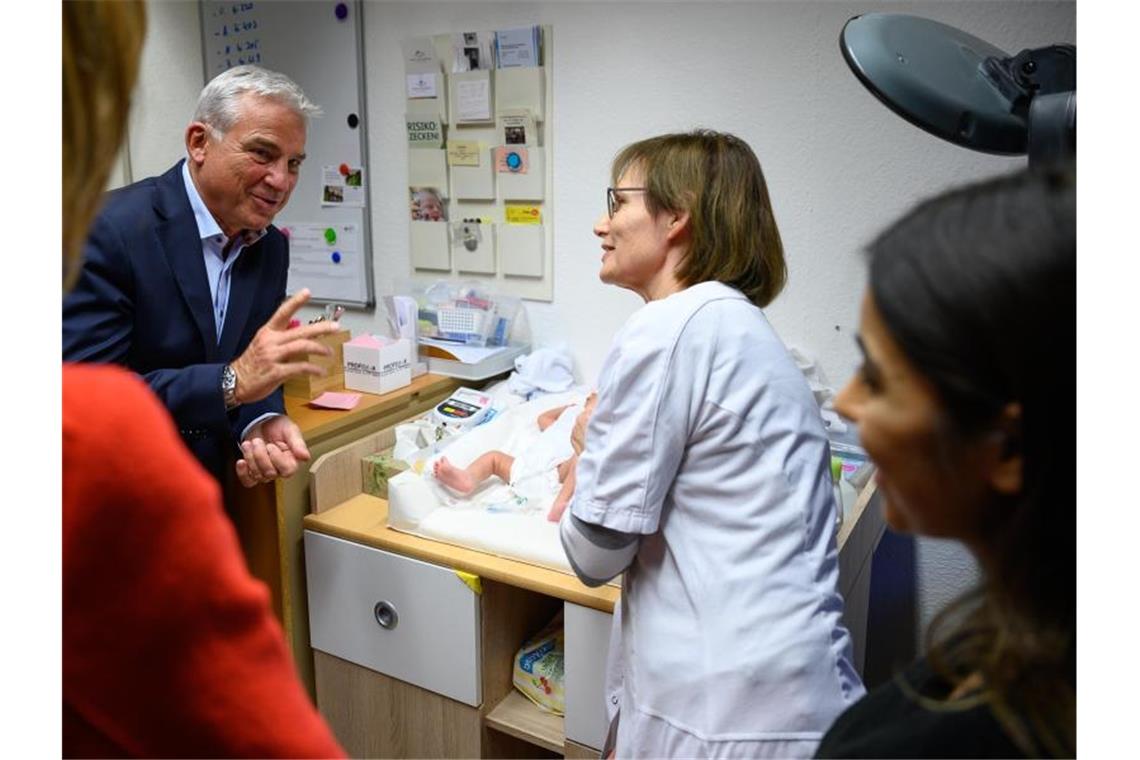 Strobl dankt für Engagement bei Flüchtlingsbetreuung Thomas Strobl mit der Hebamme Elisabeth Dreyfus-Braasch und einer Geflüchteten. Foto: Sebastian Gollnow/dpa