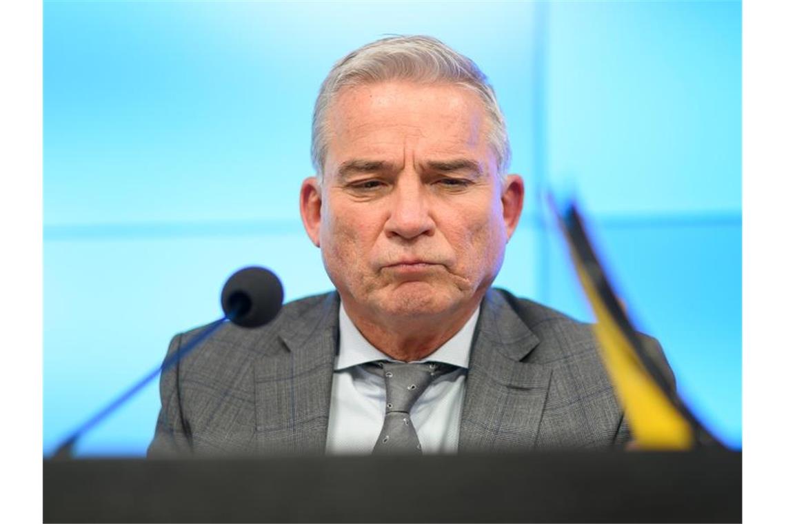 Shisha-Bars verstoßen dutzendfach gegen Corona-Regeln Thomas Strobl sitzt bei einer Pressekonferenz. Foto: Sebastian Gollnow/dpa