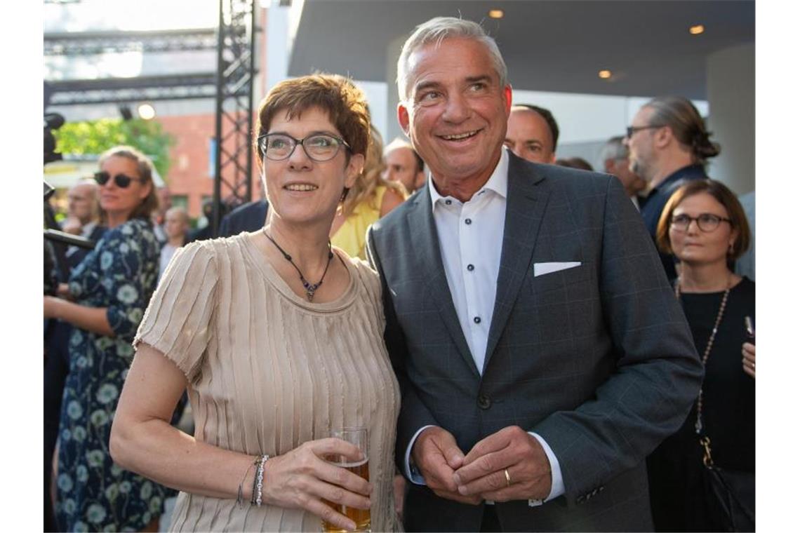 Thomas Strobl und Annegret Kramp-Karrenbauer in der baden-württembergischen Landesvertretung. Foto: Monika Skolimowska/Archivbild