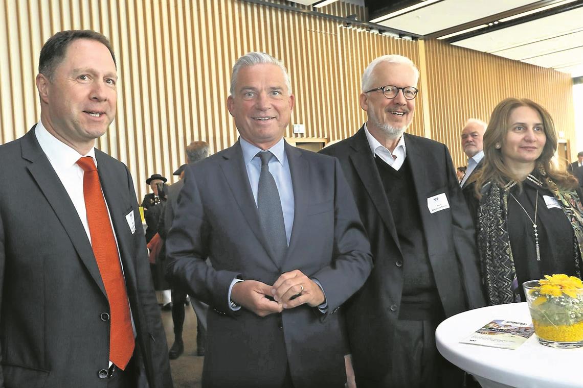Traditionen pflegen, für Neues offen sein Thomas Strobl (zweiter von links) zwischen dem Winnender OB Hartmut Holzwarth (links) und Johannes Kärcher mit Frau.