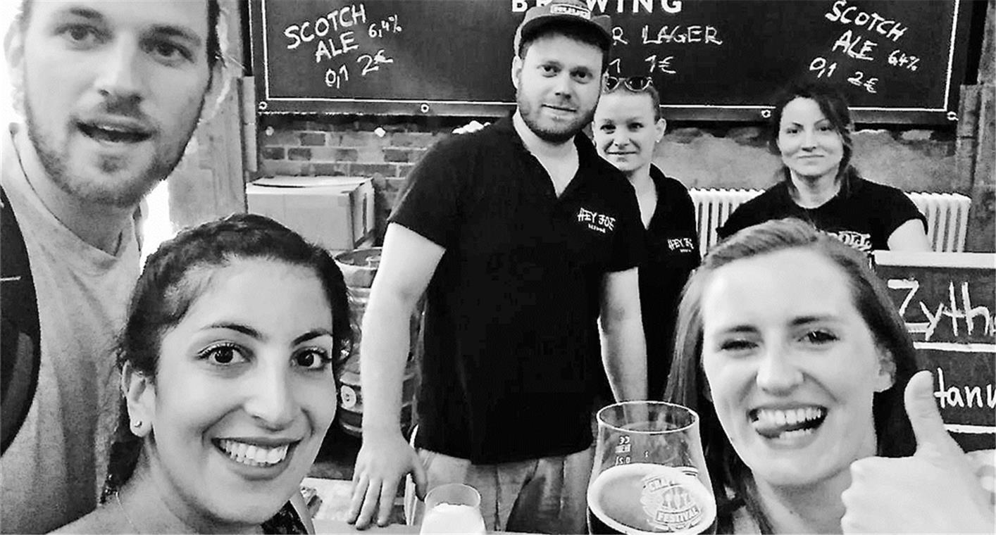 Vom Einsteigerset zur eigenen Biermarke Thomas Szasz (Mitte) hat sich den Traum von einer eigenen kleinen Brauerei mit Unterstützung seiner Freunde und Familie verwirklicht. Die Biere präsentiert er mittlerweile auch auf Messen – wie hier beim Stuttgarter Craft-Beer-Festival. Fotos: privat