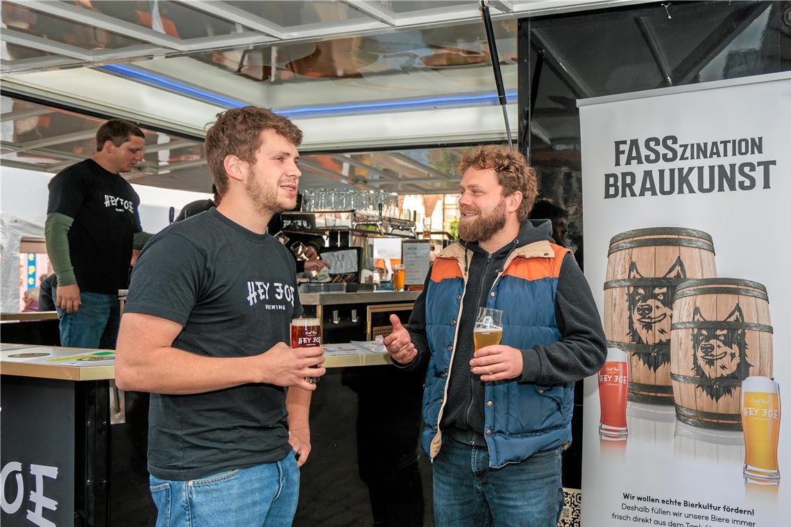 Thomas Szasz (rechts) im Gespräch beim Murrhardter Brauereifest. Foto: Stefan Bossow