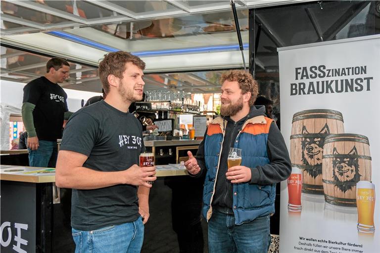Thomas Szasz (rechts) im Gespräch beim Murrhardter Brauereifest. Foto: Stefan Bossow