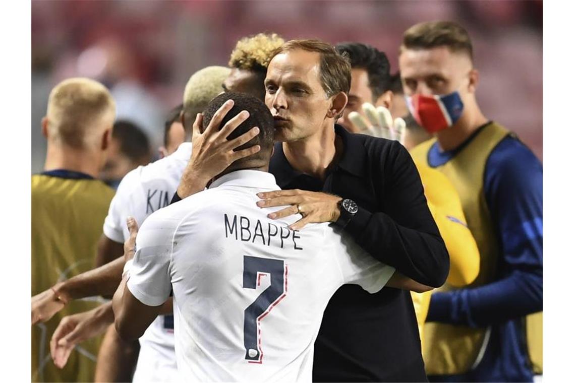 Thomas Tuchel (r), Trainer von PSG, freut sich über den Einzug ins Halbfinale. Foto: David Ramos/Pool Getty/AP/dpa