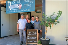 Thomas (von links), Gerhard, Mailo, Erika und Nicole Rickert vor den Containern. Foto: Stefan Bossow
