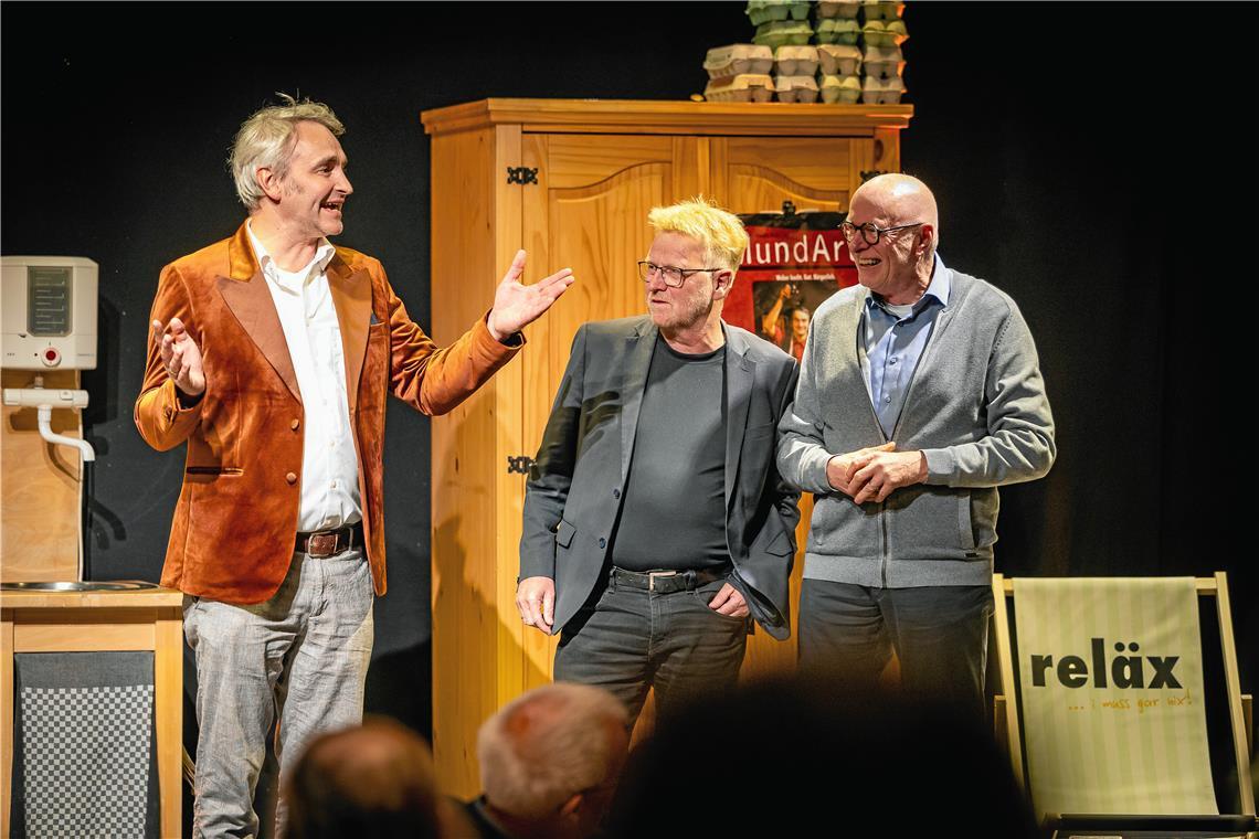 Kabirinett: Jubiläum mit einem Hauch von Abschied Thomas Weber, der langjährige Spiegelberger Bürgermeister Uwe Bossert (Mitte) und der frühere Landrat Johannes Fuchs (rechts) blicken gemeinsam auf die Anfangstage des Theaters zurück. Fotos: Alexander Becher