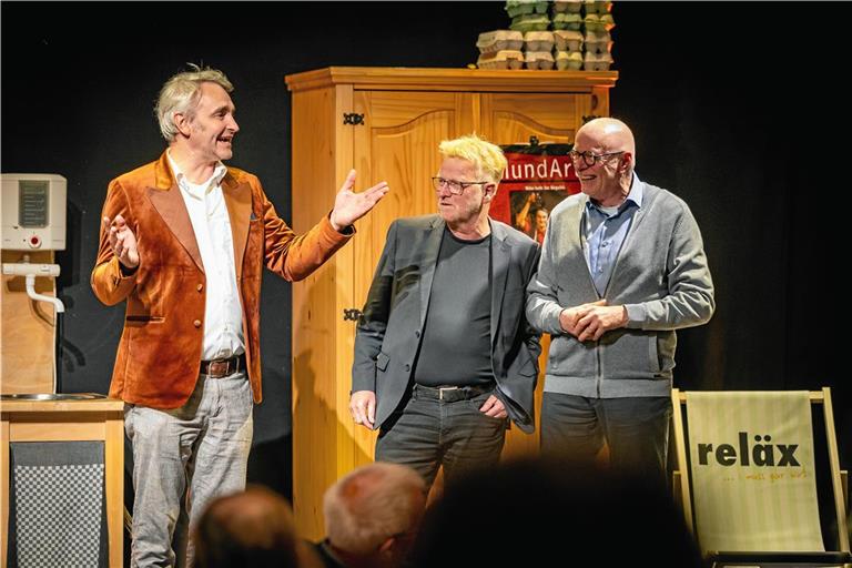 Thomas Weber, der langjährige Spiegelberger Bürgermeister Uwe Bossert (Mitte) und der frühere Landrat Johannes Fuchs (rechts) blicken gemeinsam auf die Anfangstage des Theaters zurück. Fotos: Alexander Becher