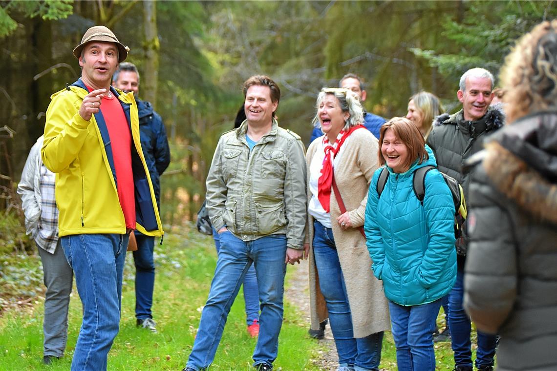 Kabarett unterwegs in Wald und Flur Thomas Weber (links) erntet für seine Pointen schallendes Gelächter. Foto: T. Sellmaier