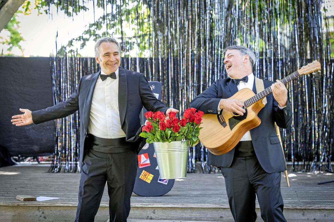 Neues Stück im Kabirinett: Gentleman werden, Gentleman bleiben Thomas Weber (links) und James Geier glauben, den Gentleman-Code geknackt zu haben. Fotos: Alexander Becher