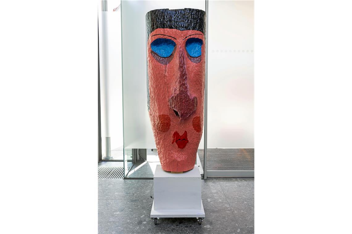 Ausstellung von autistischen Künstlern in der Volksbank Backnang Thomas Weber schnitzte seine beiden ausgestellten Statuen in mühevoller Handarbeit.