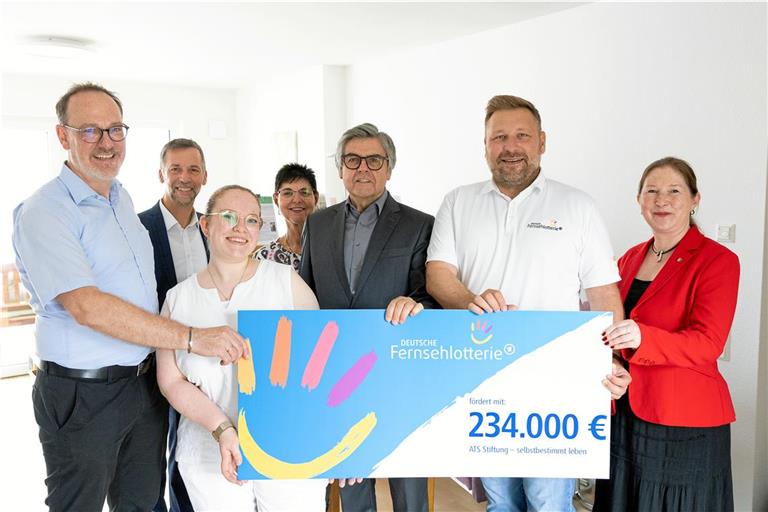Thomas Wildermuth (von links), Ernst Krämer, Hannah Schutter, Angela Wildermuth, Werner Schmidgall, Stephan Masch und Regine Wüllenweber bei der symbolischen Übergabe des Förderbescheids. Foto: Alexander Becher