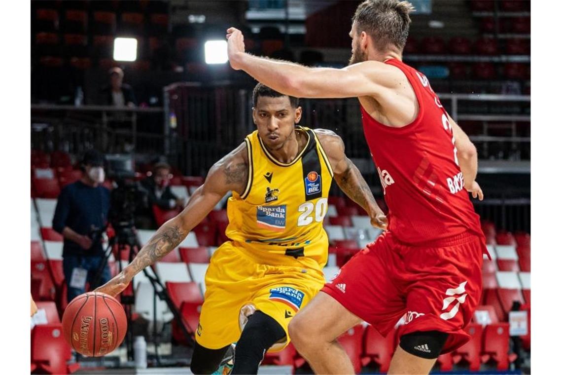 Bayerns Basketball-Saison zum Vergessen Thomas Wimbush (l) von Ludwigsburg und Münchens Danilo Barthel in Aktion. Foto: Ulf Duda/fotoduda.de/BBL/Pool/dpa