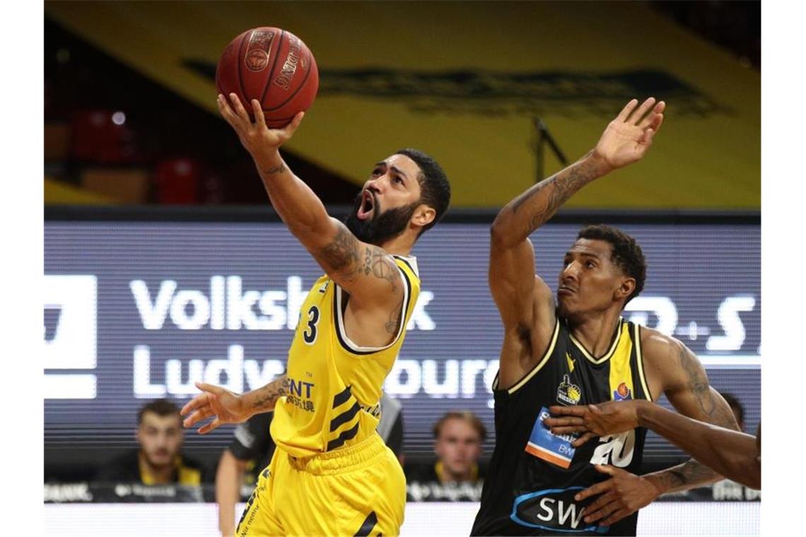 Thomas Wimbush (r) von den MHP Riesen Ludwigsburg versucht einen Korbleger durch den Berliner Peyton Siva zu verhindern. Foto: Adam Pretty/Getty Images Europe/Pool/dpa