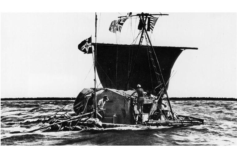 Thor Heyerdahl und fünf Crewmitglieder brechen mit dem aus Balsabaumstämmen gefertigten Floß „Kon-Tiki“ am 28. April 1947 vom peruanischen Hafen Callao bei Lima aus nach Polynesien auf.