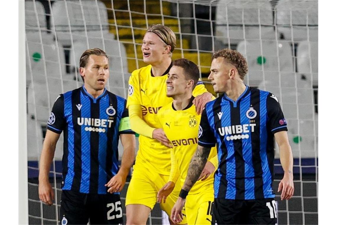 BVB schöpft Mut für Ligagipfel: Sieg in Brügge Thorgan Hazard (2.v.r) brachte den BVB früh in Führung. Foto: Bruno Fahy/BELGA/dpa