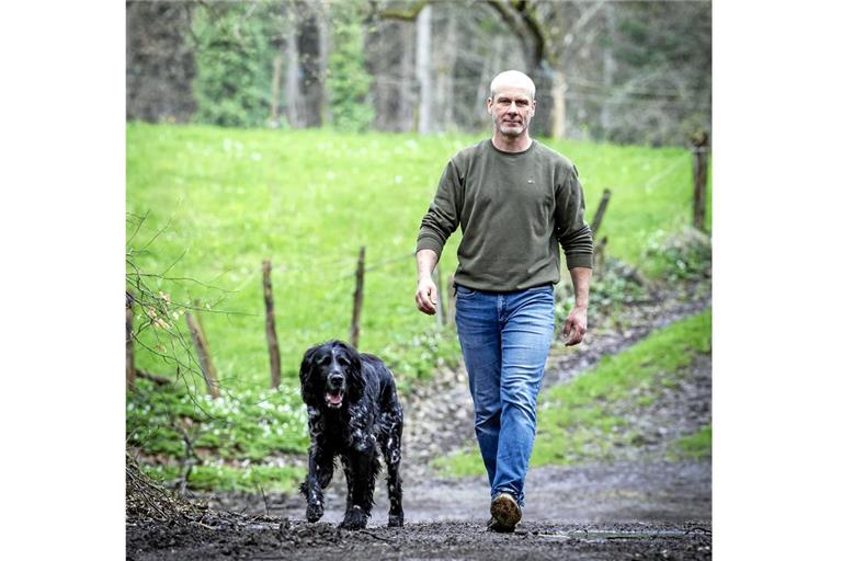 Thorsten Fauser wollte für seinen eigenen Hund Olaf ursprünglich nur ein neues Zuhause suchen. Nun kann er sich ein Leben ohne ihn nicht mehr vorstellen. Foto: Alexander Becher