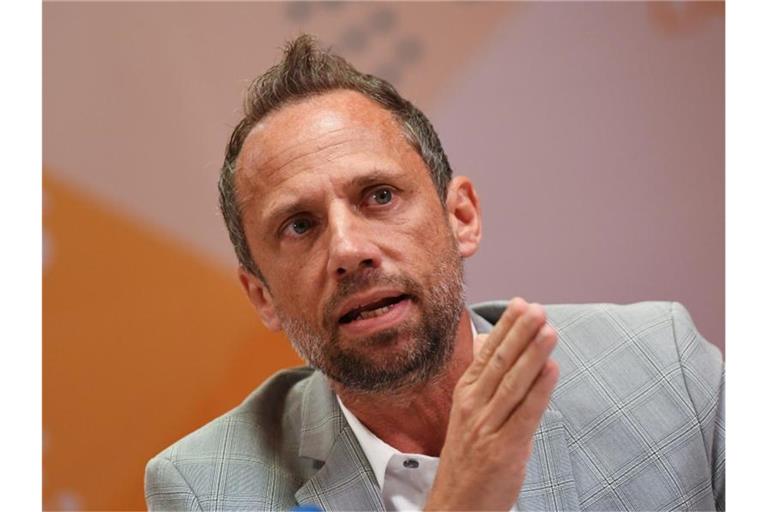 Thorsten Glauber, Verbraucherschutzminister von Bayern, spricht bei einer Pressekonferenz. Foto: Angelika Warmuth/dpa/Archivbild