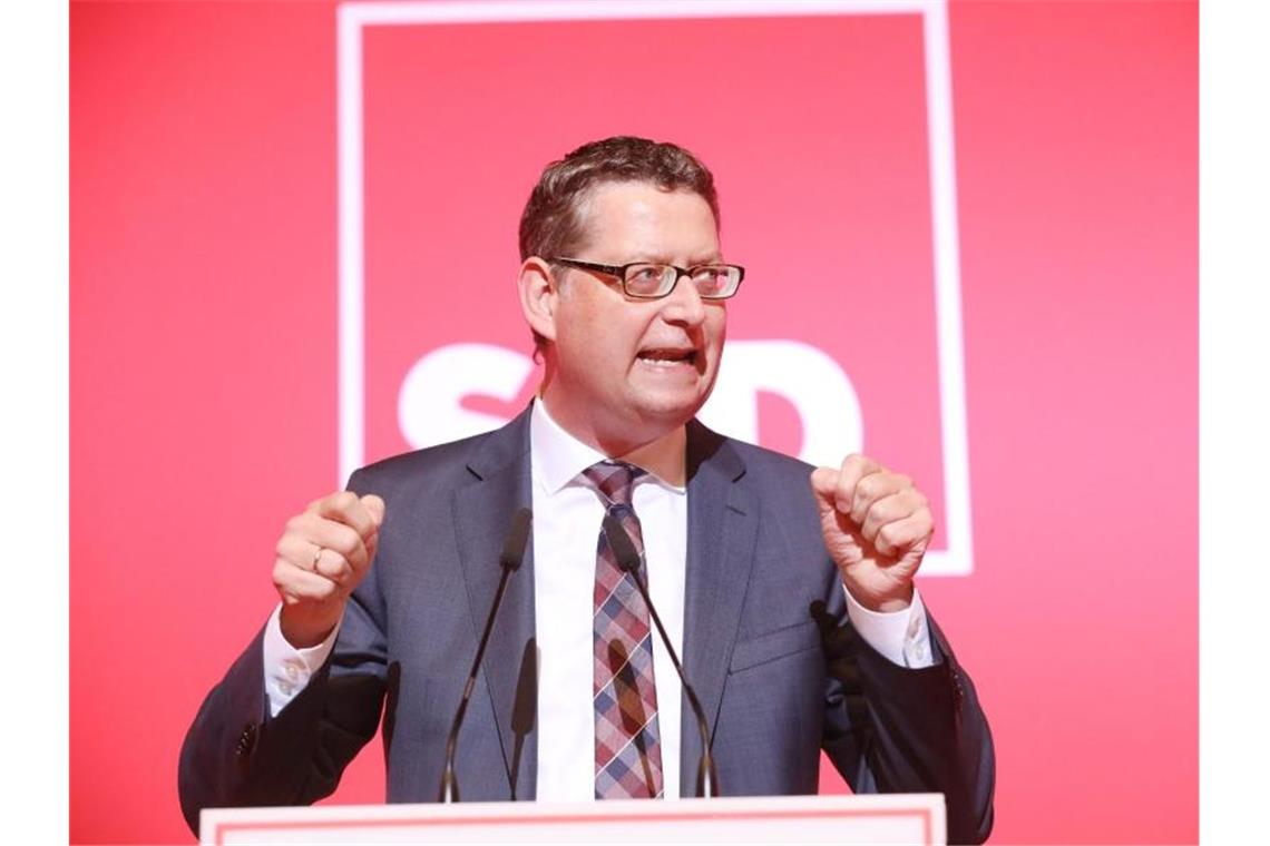 Schäfer-Gümbel: Soli-Aus nur bei höherer Reichen-Besteuerung Thorsten Schäfer-Gümbel Mitte Juni bei einer SPD-Konferenz in Thüringen. Foto: Bodo Schackow