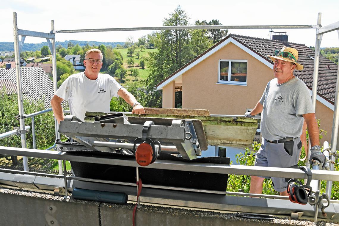 Thorsten Wist (links) und Eduard Klippert müssen über den Dächern oft extreme Hitze ertragen. Foto: Tobias Sellmaier