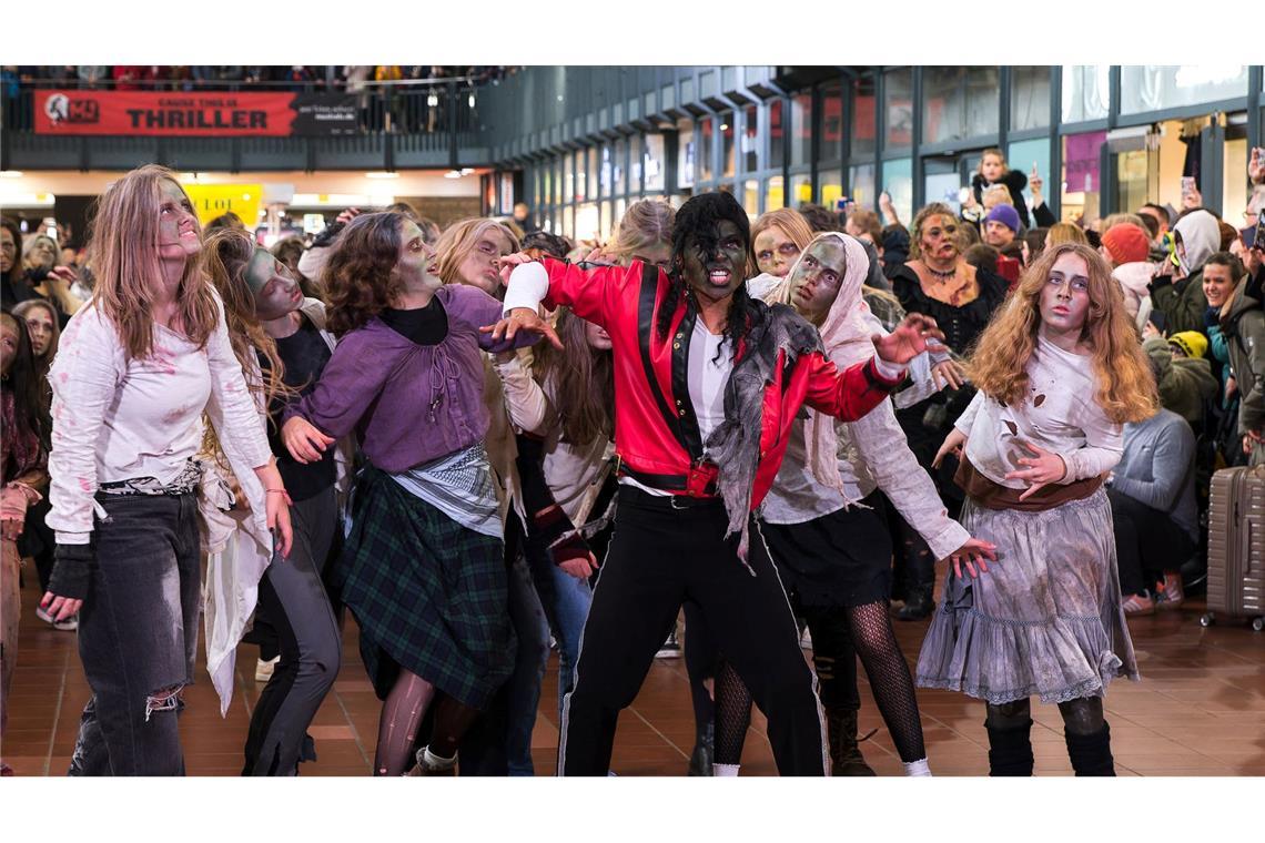 150 Zombies tanzen zu "Thriller" im Hamburger Hauptbahnhof "Thriller" ist einer der zahlreichen erfolgreichen Songs von Michael Jackson.