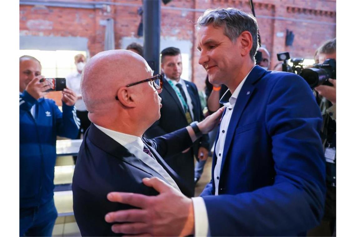 Thüringens AfD-Fraktionschef Björn Höcke gratuliert Oliver Kirchner, AfD-Spitzenkandidat in Sachsen-Anhalt, zum Wahlergebnis. Foto: Jan Woitas/dpa-Zentralbild/dpa