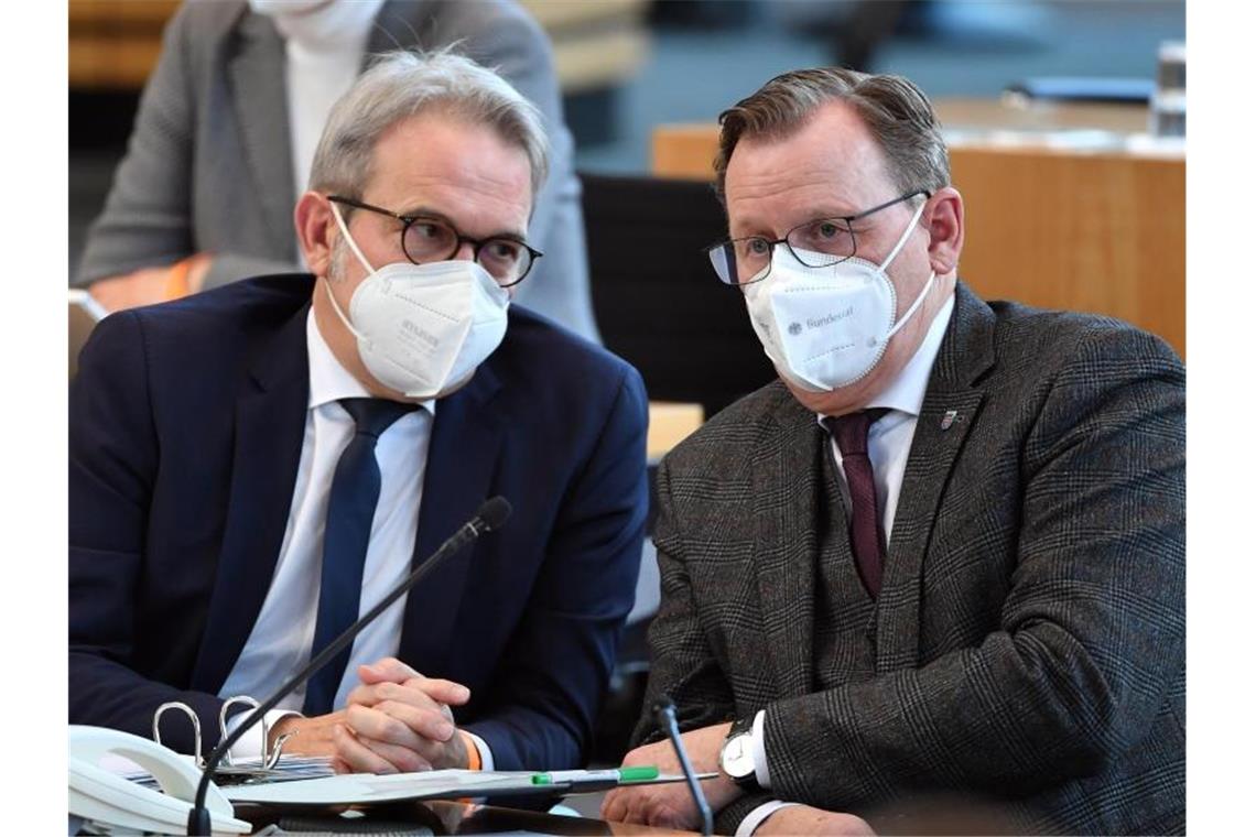 Aufruf zur Demo vor Haus des Thüringer Innenministers Thüringens Innenminister Georg Maier (l) im Gespräch mit Ministerpräsident Bodo Ramelow. Foto: Martin Schutt/dpa-Zentralbild/dpa
