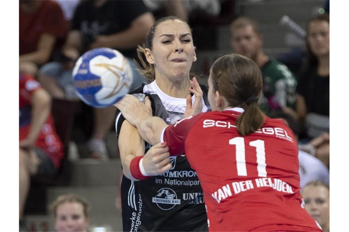 Handballerinnen-Supercup: Bietigheim besiegt Thüringer HC Thüringens Iveta Koresova und Bietigheims Laura van der Heijden (l-r.) in Aktion. Foto: Thomas Kienzle