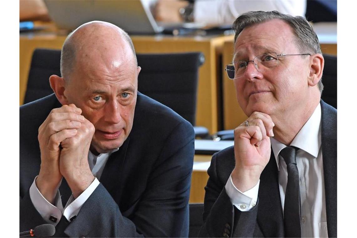 Regieren ohne Mehrheit in Thüringen Thüringens Ministerpräsident Bodo Ramelow und Wirtschaftsminister Wolfgang Tiefensee sprechen im Plenarsaal des Landtags. Foto: Martin Schutt/dpa-Zentralbild/dpa