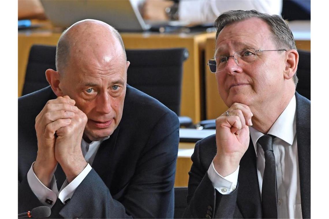 Thüringens Ministerpräsident Bodo Ramelow und Wirtschaftsminister Wolfgang Tiefensee sprechen im Plenarsaal des Landtags. Foto: Martin Schutt/dpa-Zentralbild/dpa