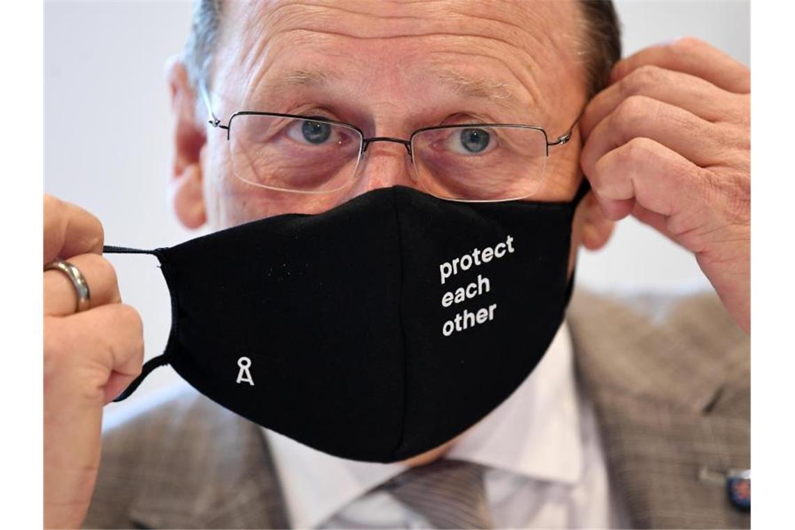 Länder finden bei Corona-Regeln keine Linie Thüringens Ministerpräsident Bodo Ramelow will nur noch lokal auf das Infektionsgeschehen reagieren. Foto: Martin Schutt/dpa-Zentralbild/dpa