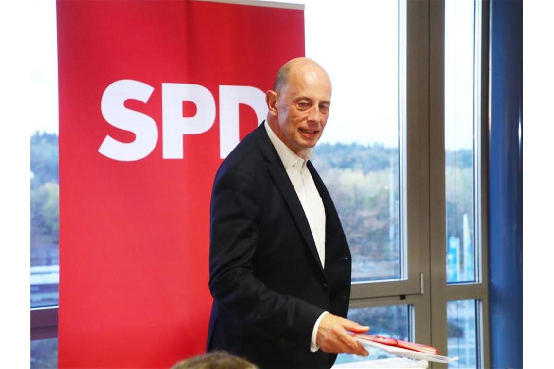 Thüringens SPD-Landeschef Wolfgang Tiefensee: „Wir haben heute deutlich gemacht, dass Rot-Rot-Grün zusammensteht.“. Foto: Bodo Schackow/dpa-Zentralbild/dpa