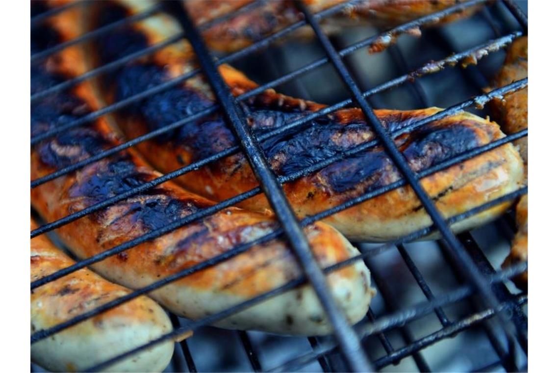 Experte: Grillen geselliges Event mit Risiko Thüringer Rostbratwürste liegen auf einem Holzkohlegrill. Foto: Hendrik Schmidt/dpa-Zentralbild/dpa/Archivbild