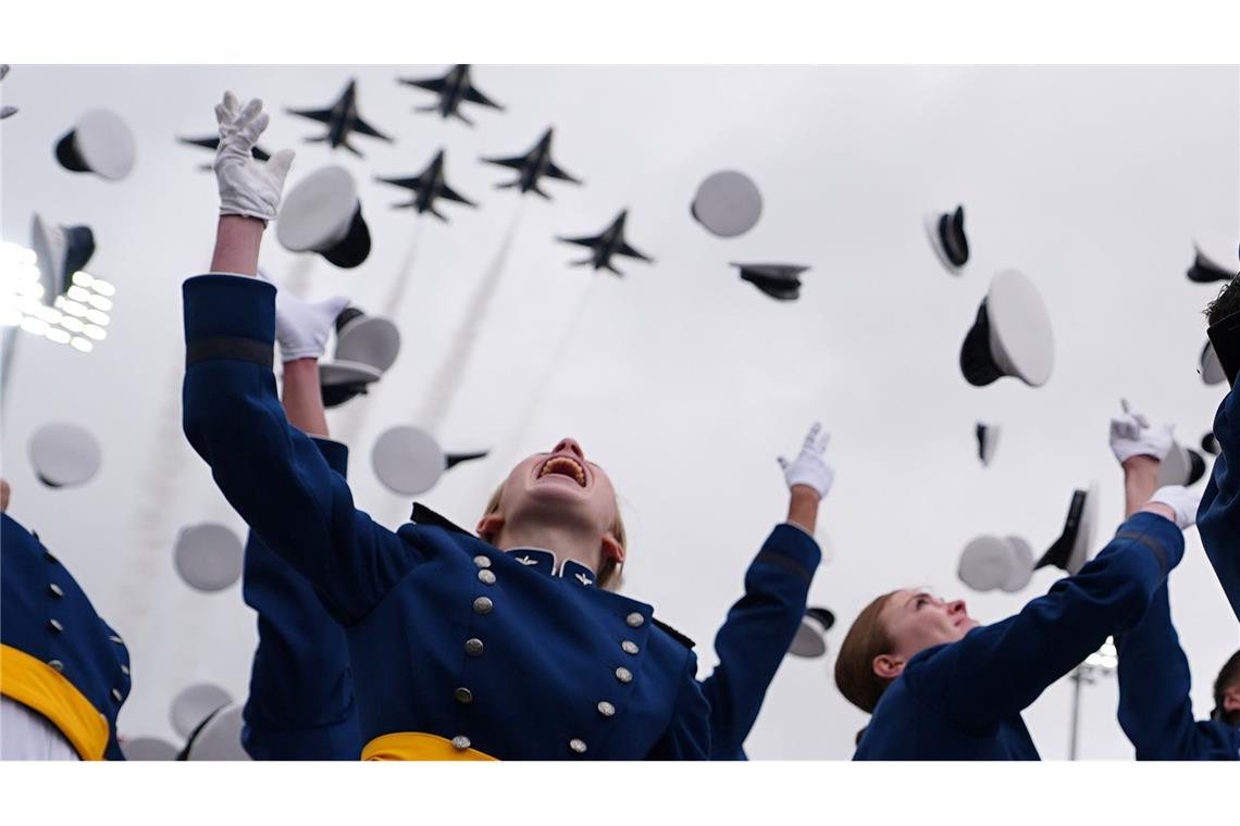 Thunderbirds krönen Abschlussfeier an der Air Force Academy mit spektakulärem Überflug